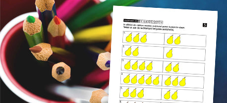 kleurpotloden met een voorbeeld basisschoolmateriaal werkblad met peren erop